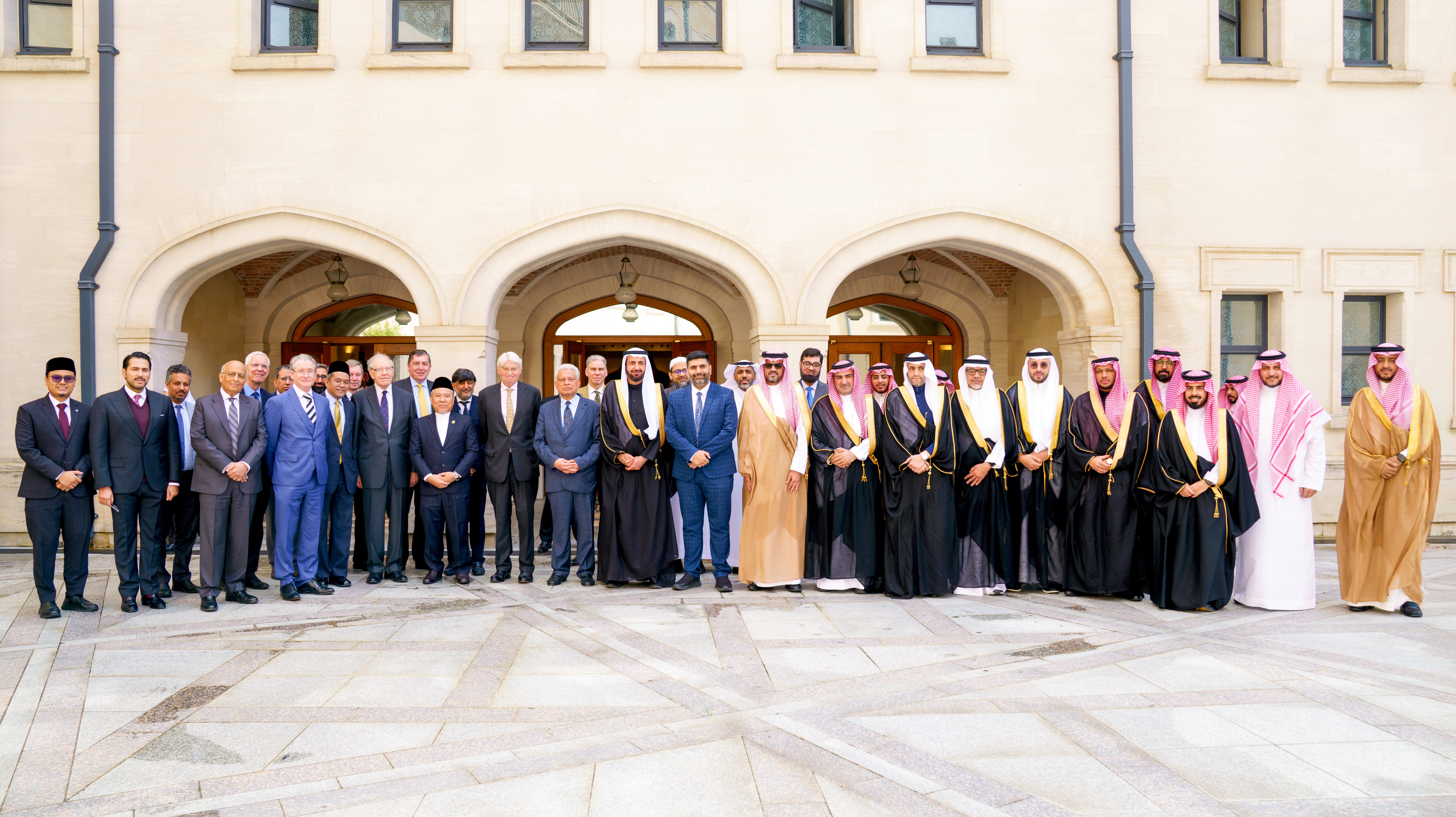 رئيس الجامعة الإسلامية يشارك في اللقاء الذي عقده معالي وزير الحج والعمرة بمسؤولي مركز أكسفورد للدراسات الإسلامية